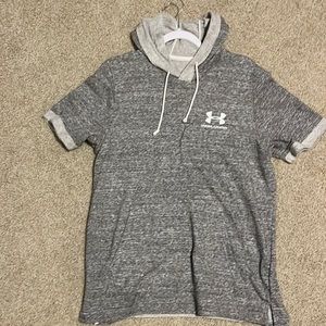 Under armory hoodie with front pockets, great for the gym or just going out!